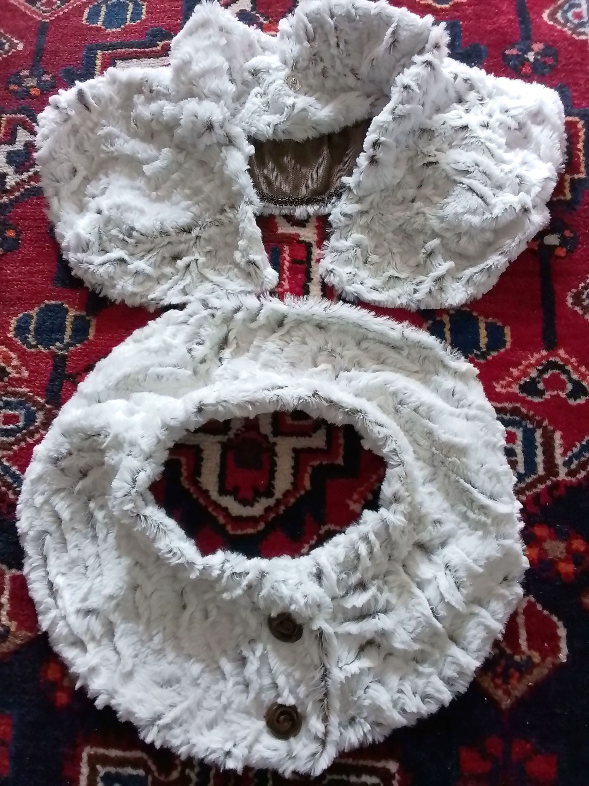 Modell Cyganus, Die Krägen sind aus Pelzwolle gestrickt und sehr raffiniert über effektvoll über einem Pullover oder Mantel zu tragen